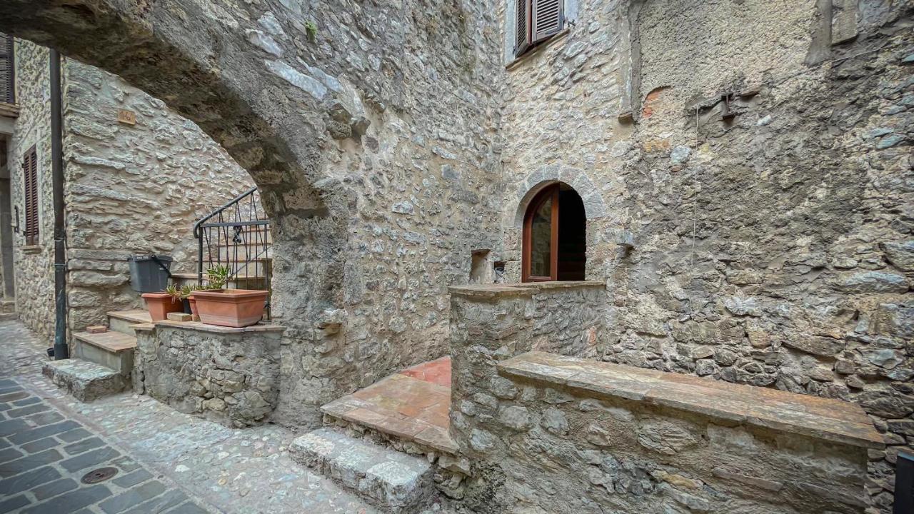 Апарт готель Borgo San Valentino Arrone Екстер'єр фото